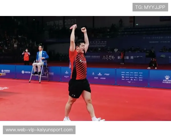 樊振东第一次现场看英超,笑容比小胖还灿烂?,樊振东体坛英豪 樊振东第一次现场看英超,笑容比小胖还灿烂?,樊振东体坛英豪